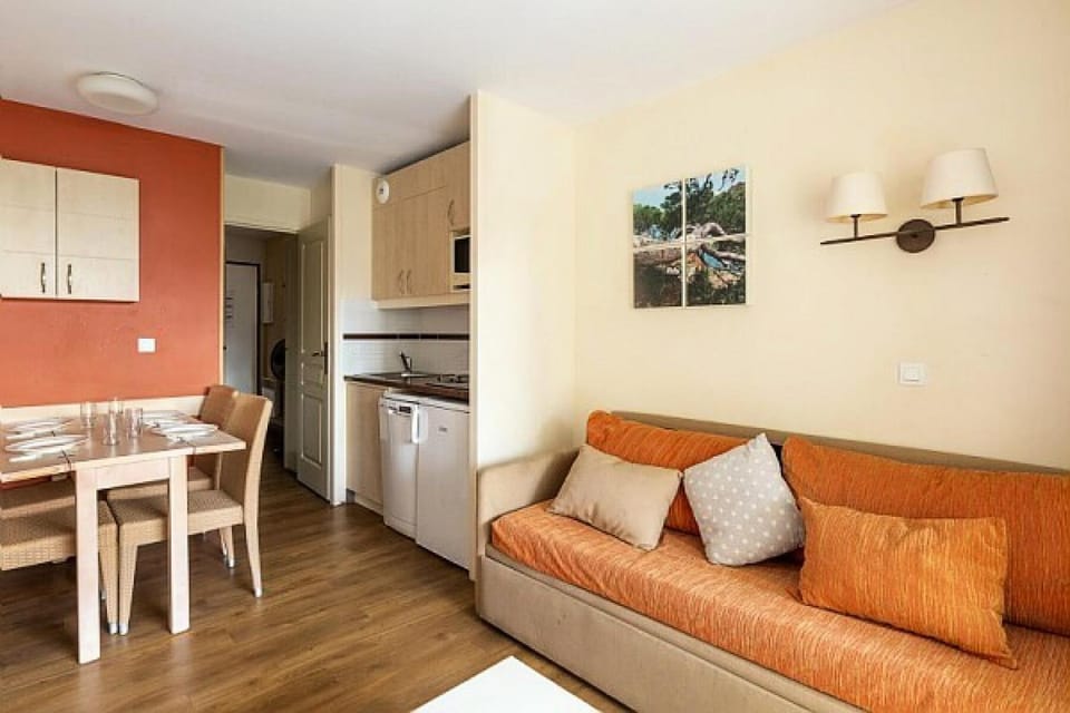 Bed, Living room