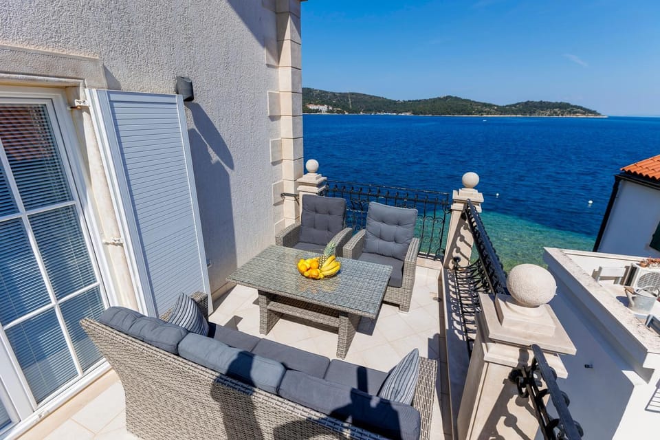 Seafront Apartment Duo Apartment in Vis
