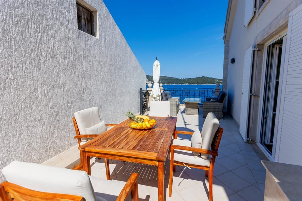 Seafront Apartment For4 Apartment in Vis