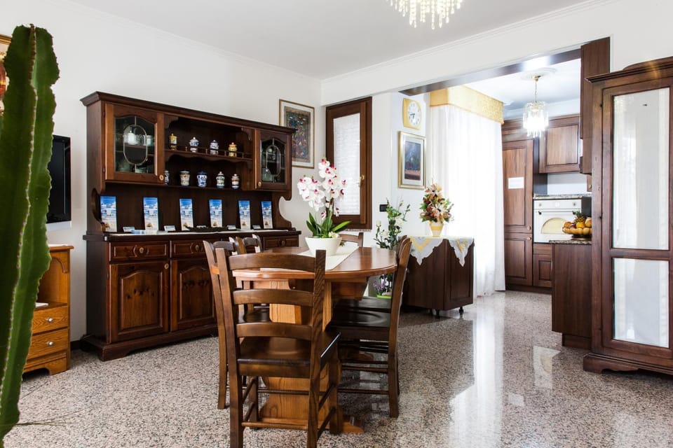 Communal lounge/ TV room, Lobby or reception