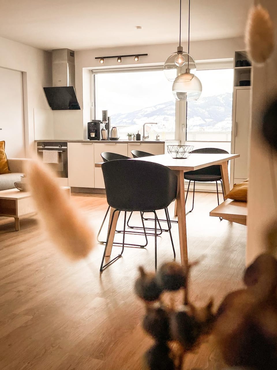 TV and multimedia, Kitchen or kitchenette, Living room, Seating area, Dining area, Mountain view, stove, kitchen