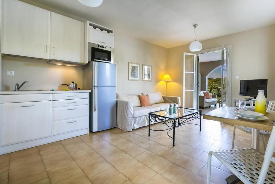 Kitchen or kitchenette, Living room, Seating area, Dining area, minibar, stove