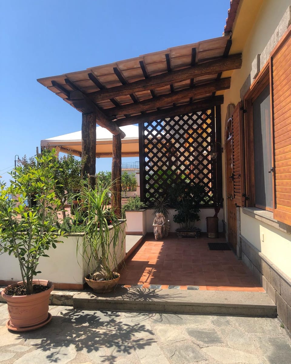 Patio, Facade/entrance