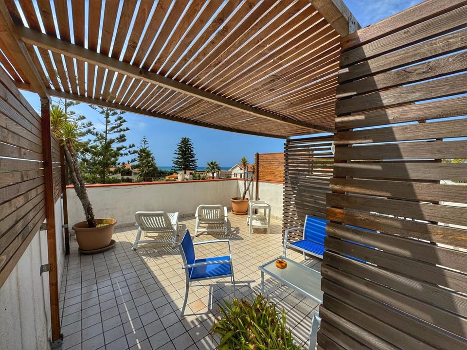 View (from property/room), Balcony/Terrace, sunbed