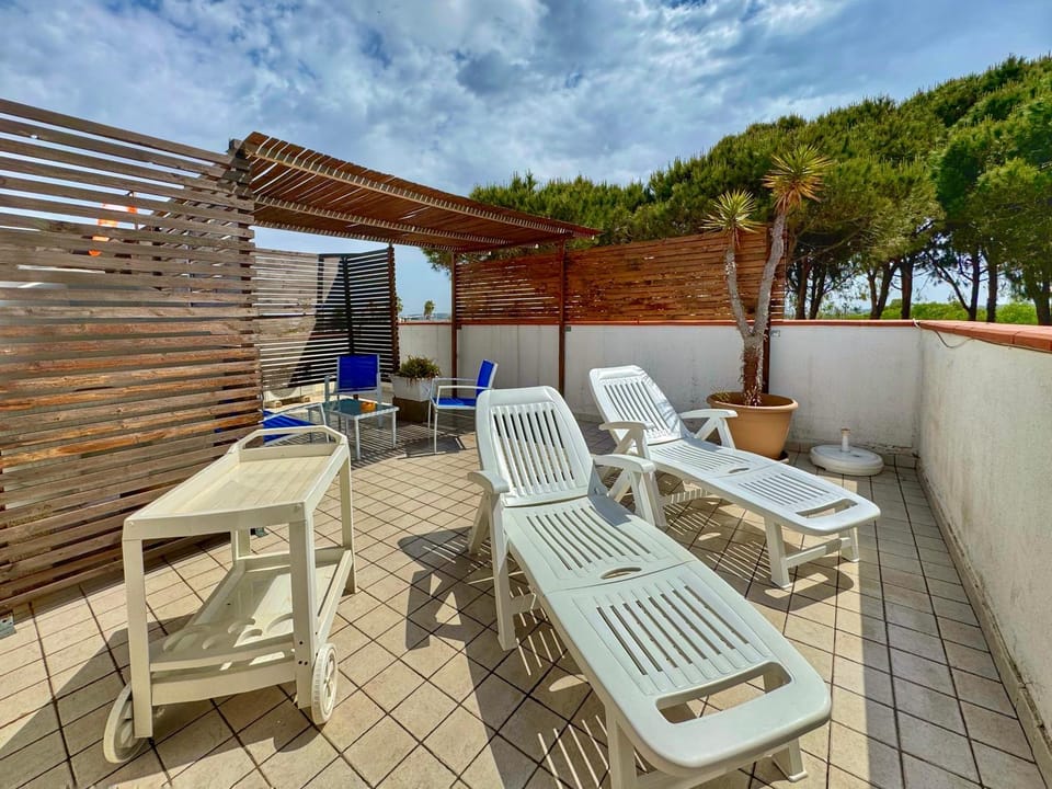 View (from property/room), Balcony/Terrace, sunbed