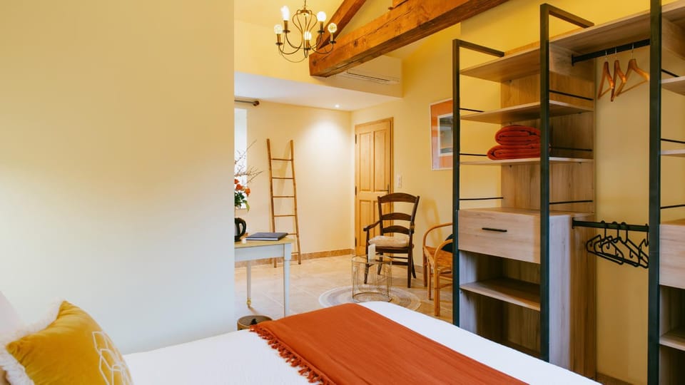 Bed, Photo of the whole room, Seating area, Bedroom