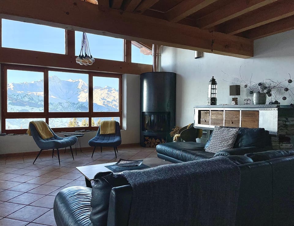 Living room, Mountain view, flat iron