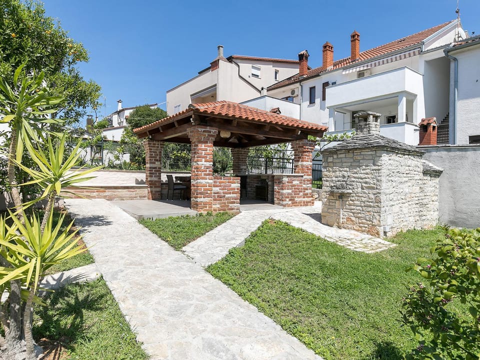 City Center Apartment with private garden and BBQ Apartment in Poreč