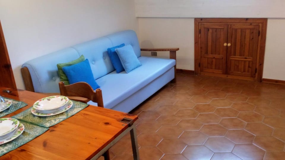 Living room, Photo of the whole room, Seating area, Dining area, locker