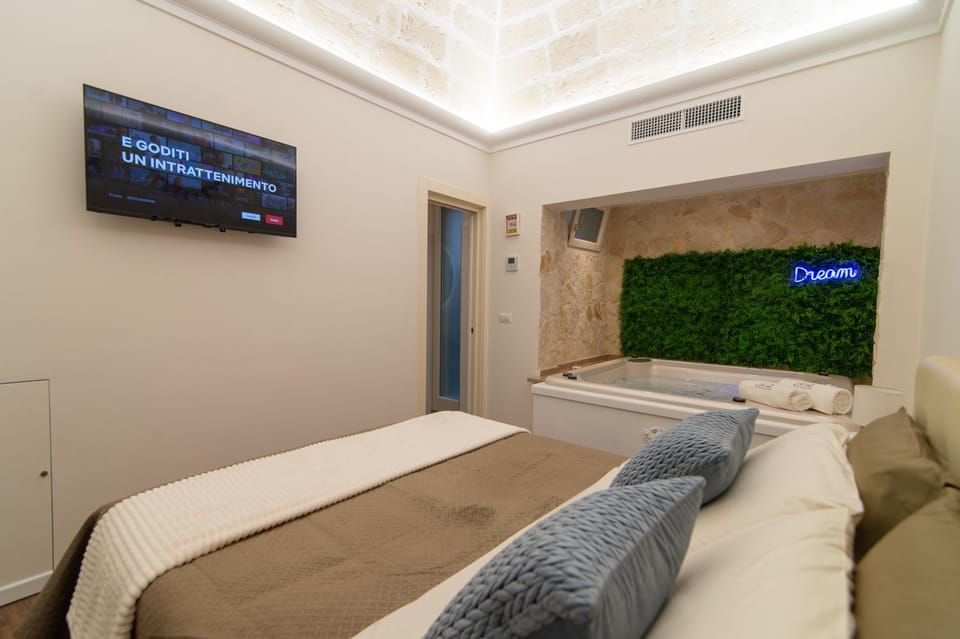Hot Tub, Bedroom
