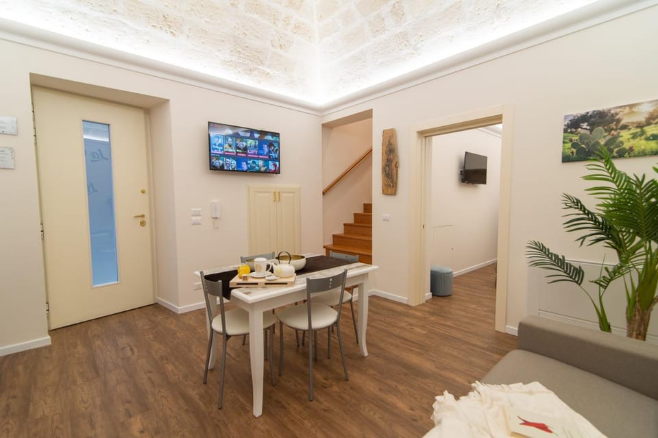 Seating area, Dining area