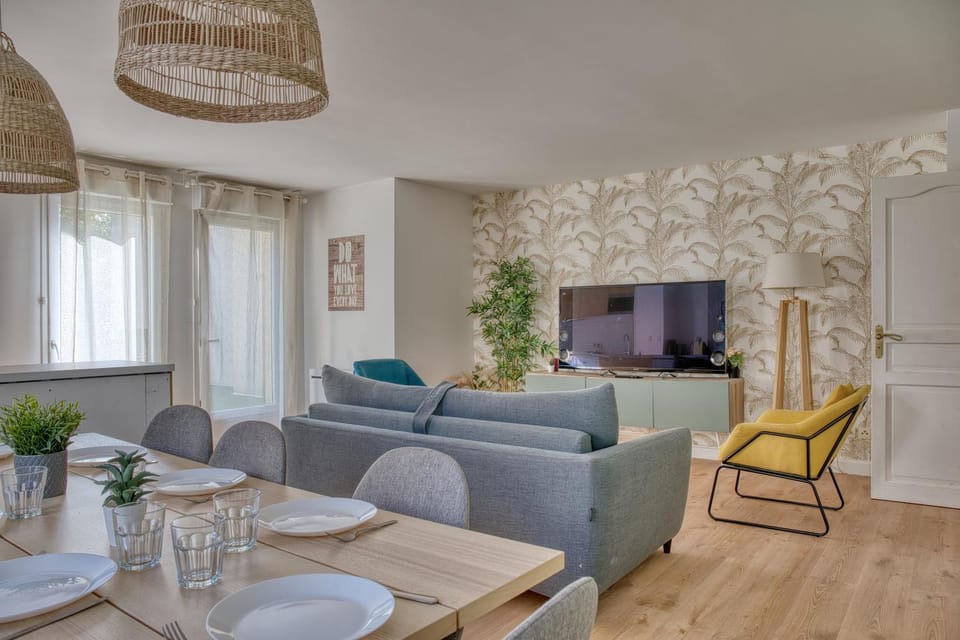 TV and multimedia, Living room, Dining area