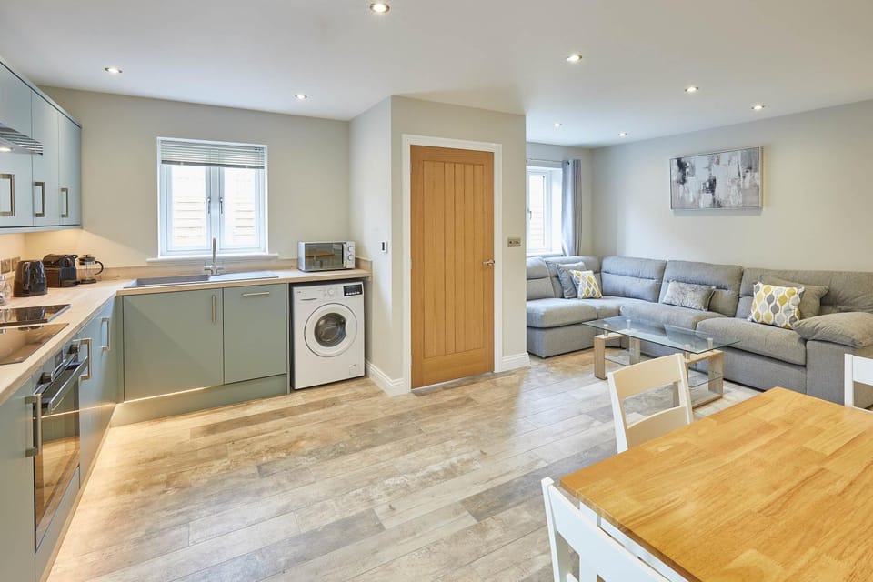 Kitchen or kitchenette, Living room, Seating area, Dining area