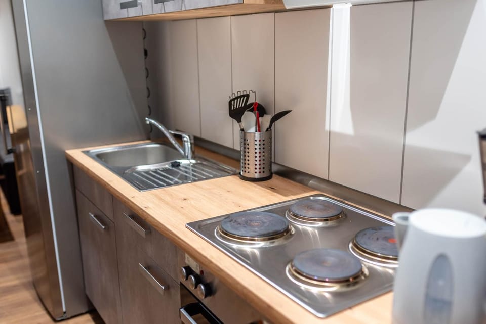 Coffee/tea facilities, Kitchen or kitchenette, stove