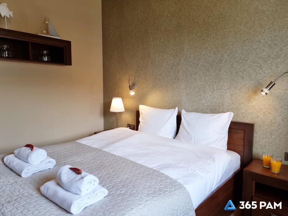 Bed, Photo of the whole room, Bedroom, towels