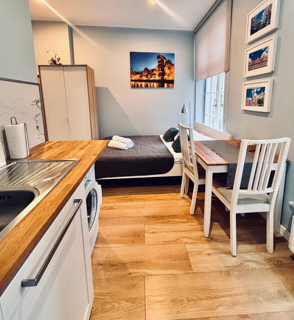 Bed, Coffee/tea facilities, Kitchen or kitchenette, Dining area, minibar, stove, wardrobe