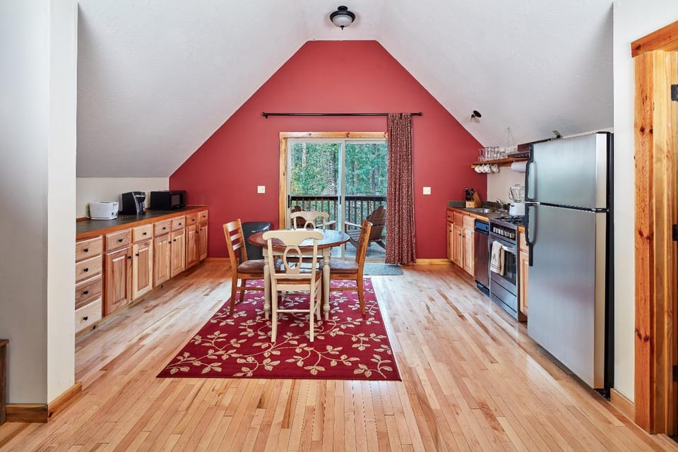 Kitchen or kitchenette, Dining area, dishwasher, minibar, pet friendly, stove