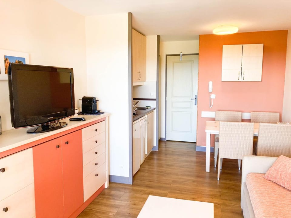 Communal lounge/ TV room, TV and multimedia, Kitchen or kitchenette, Dining area