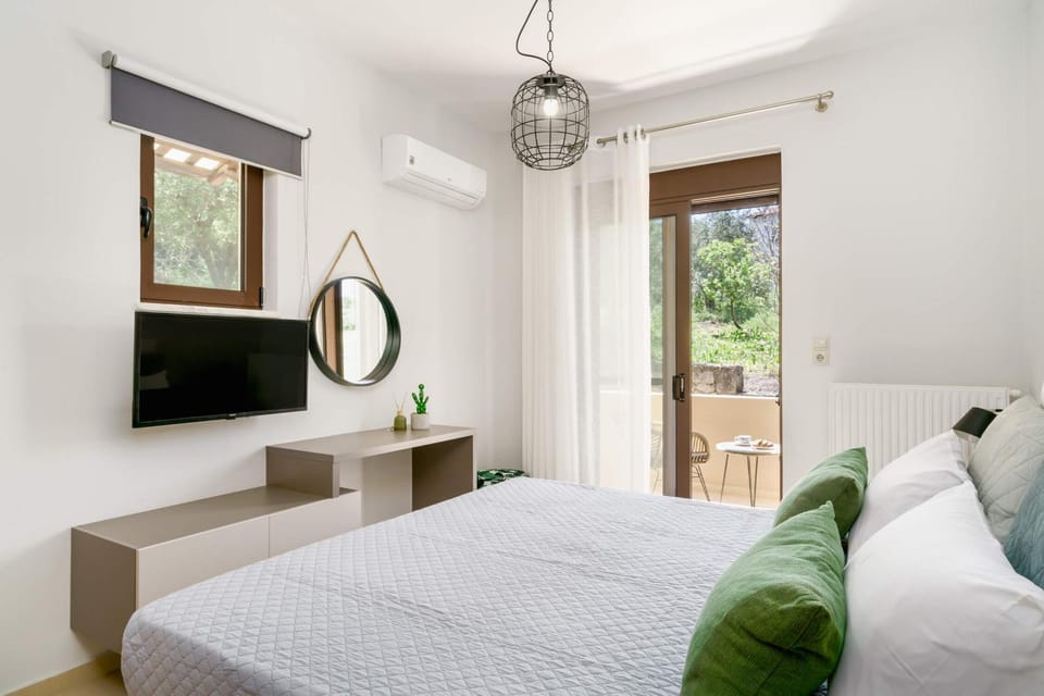 Bed, TV and multimedia, Bedroom