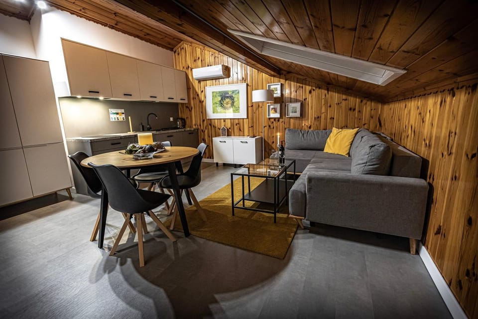Kitchen or kitchenette, Living room, Seating area, Dining area