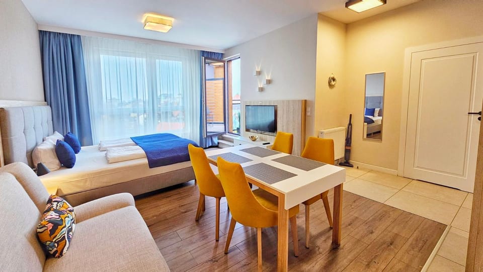 Bed, TV and multimedia, Photo of the whole room, Dining area, Bedroom