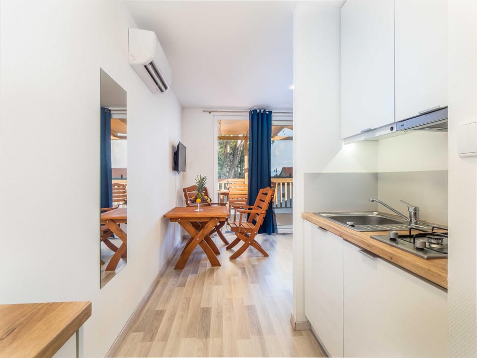 Kitchen or kitchenette, Living room, Seating area, Dining area