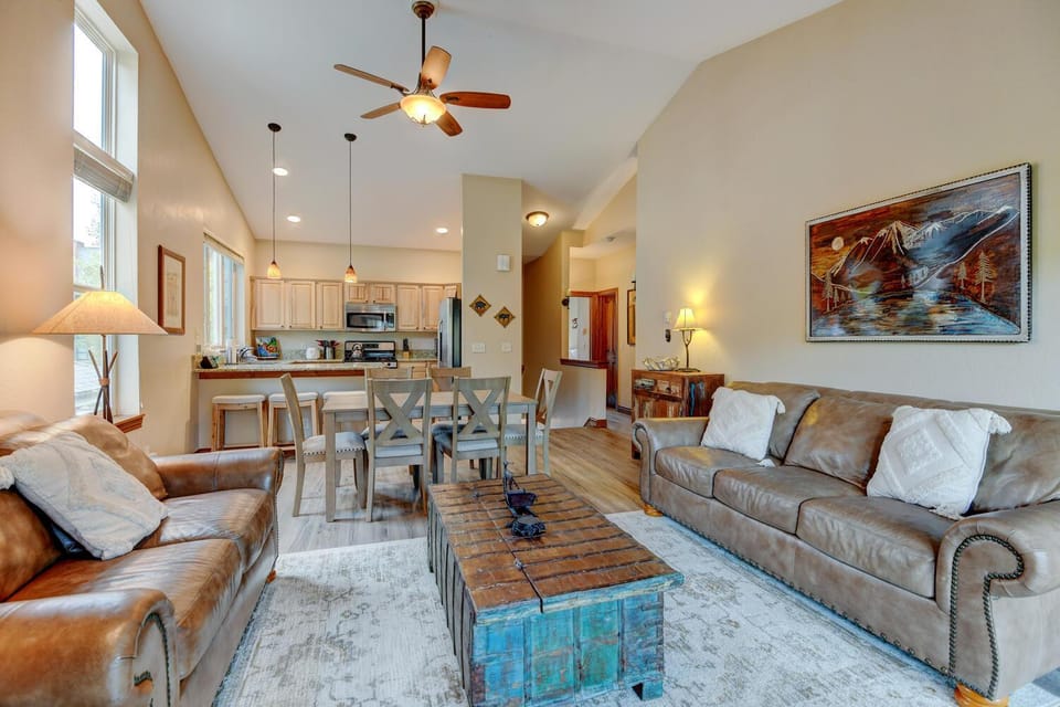 TV and multimedia, Kitchen or kitchenette, Living room, Seating area, Dining area, fireplace