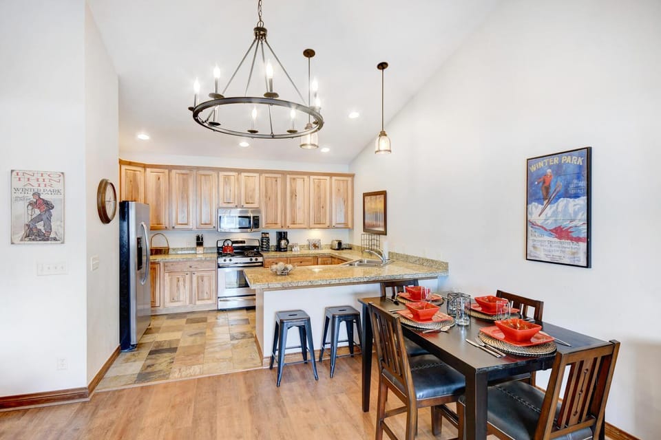 Kitchen or kitchenette, Dining area