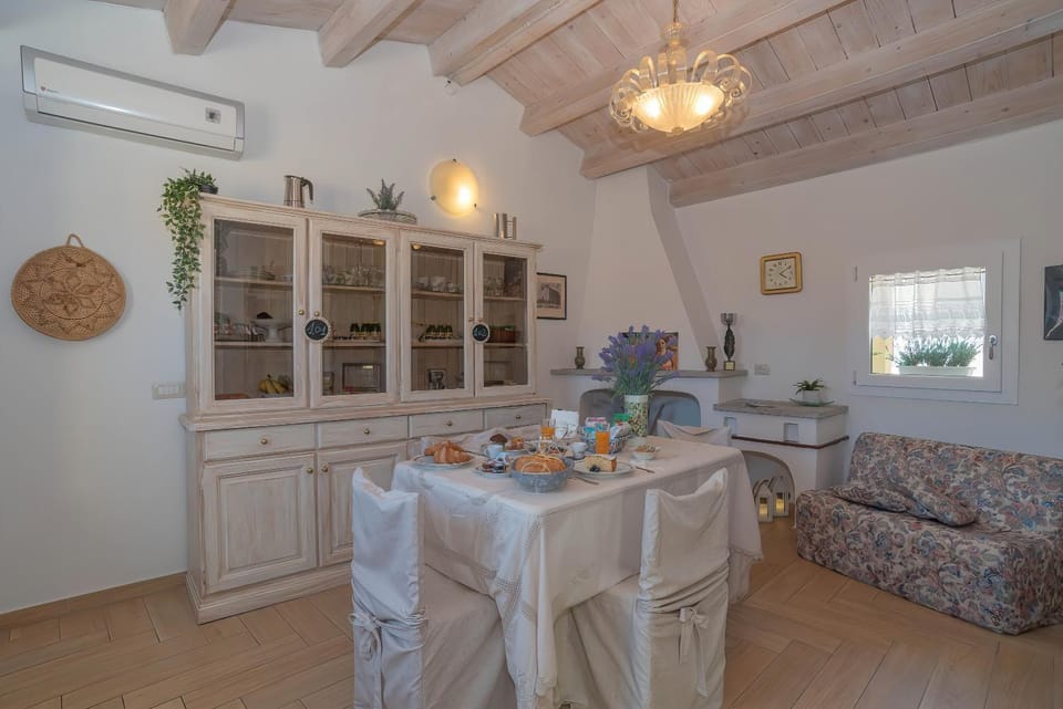 Food and drinks, Seating area, Breakfast