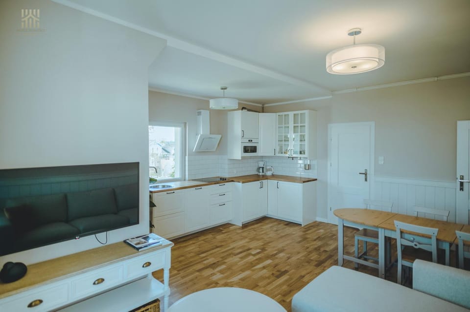 TV and multimedia, Kitchen or kitchenette, Living room, Seating area, Dining area