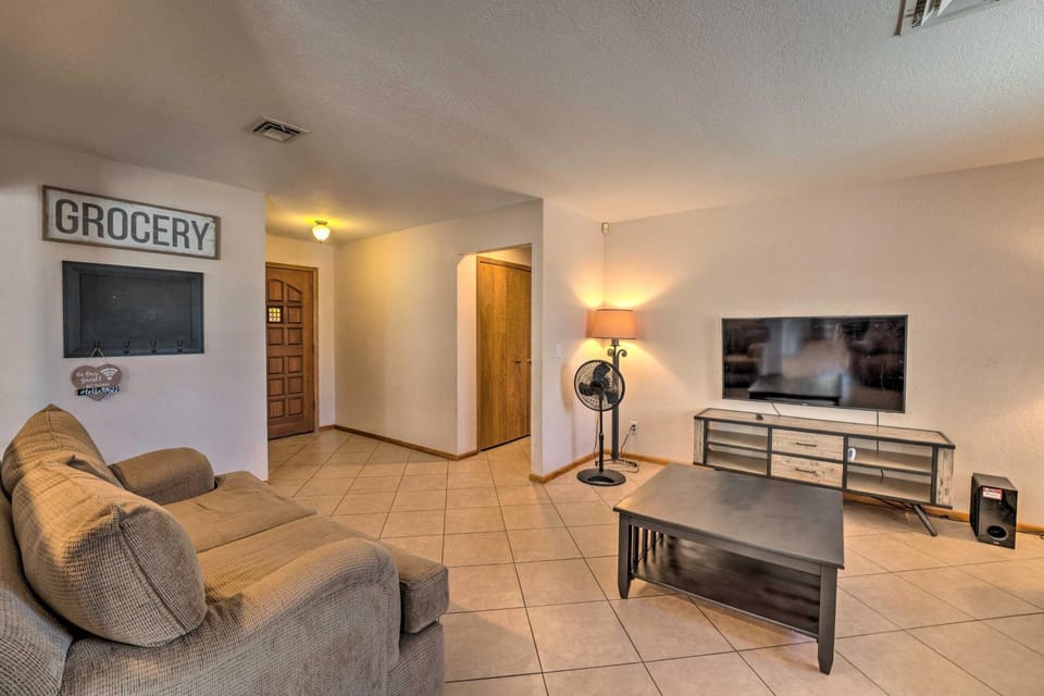 Pool & boat parking 1 mi to lake House in Lake Havasu City