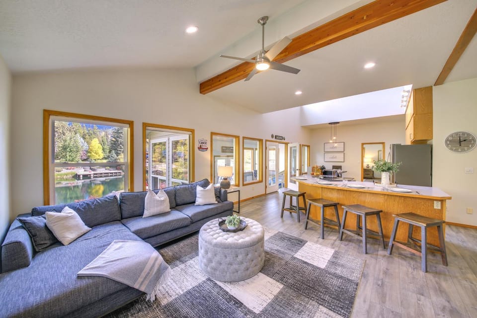 Expansive Waterfront Escape with Kayaks and SUPs! House in Sagle