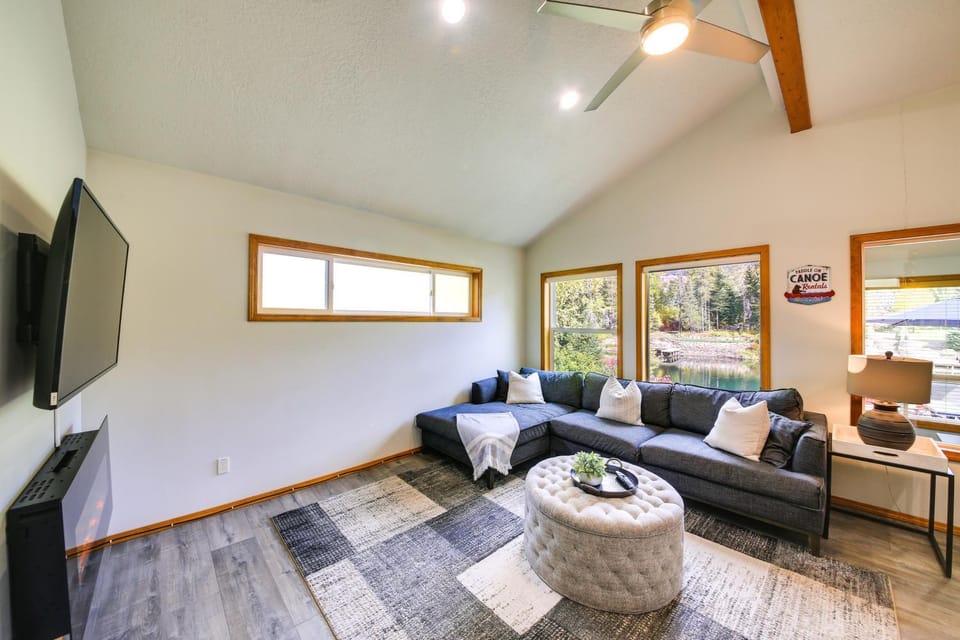 Expansive Waterfront Escape with Kayaks and SUPs! House in Sagle