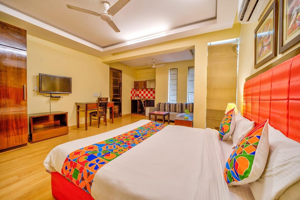 Communal lounge/ TV room, TV and multimedia, Photo of the whole room, Seating area, Dining area, Bedroom
