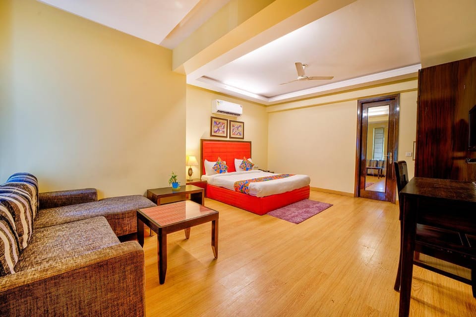 Photo of the whole room, Seating area, Bedroom