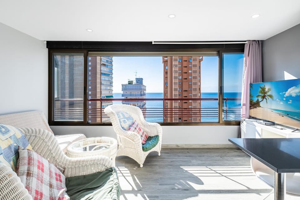 Day, Natural landscape, TV and multimedia, View (from property/room), Living room, City view, Sea view