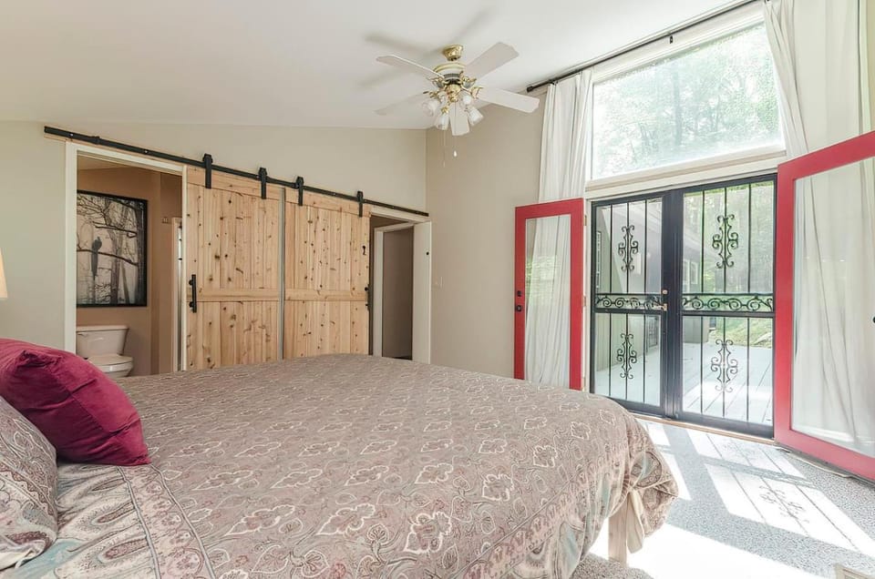 Bedroom, fireplace