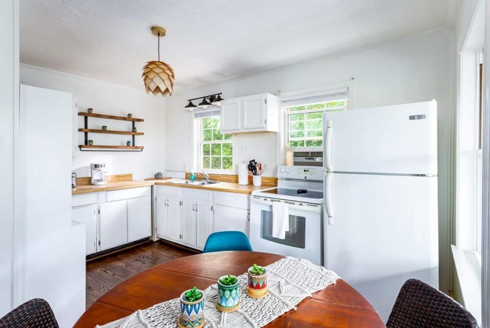 Kitchen or kitchenette, Dining area, pet friendly, stove