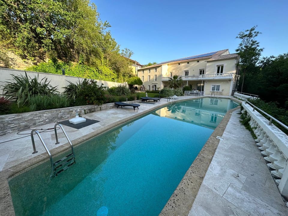 Property building, Day, Pool view, Swimming pool, sunbed