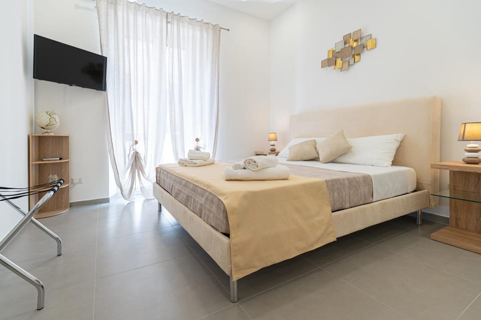 Bed, TV and multimedia, Photo of the whole room, Bedroom