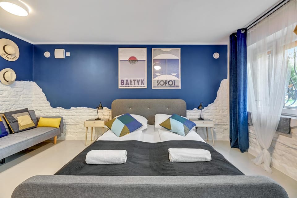 Bed, Photo of the whole room, Decorative detail, Seating area, Bedroom, Area and facilities, towels