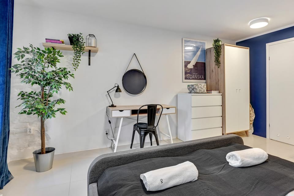 Bed, Photo of the whole room, Decorative detail, Seating area, Bedroom, Area and facilities, towels