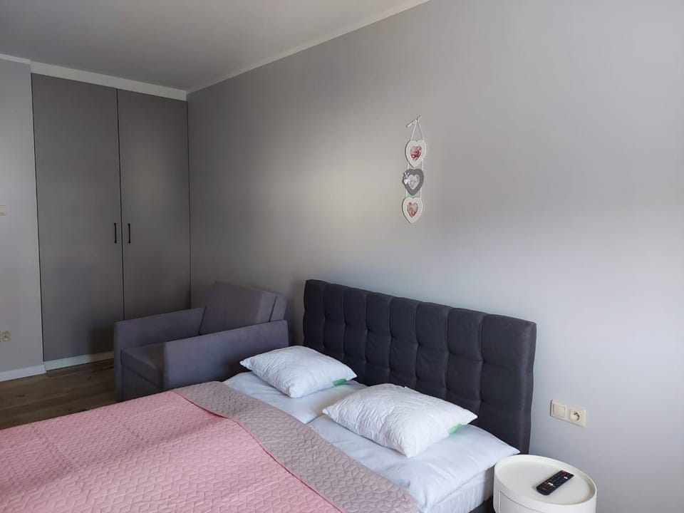 Photo of the whole room, Seating area, Bedroom