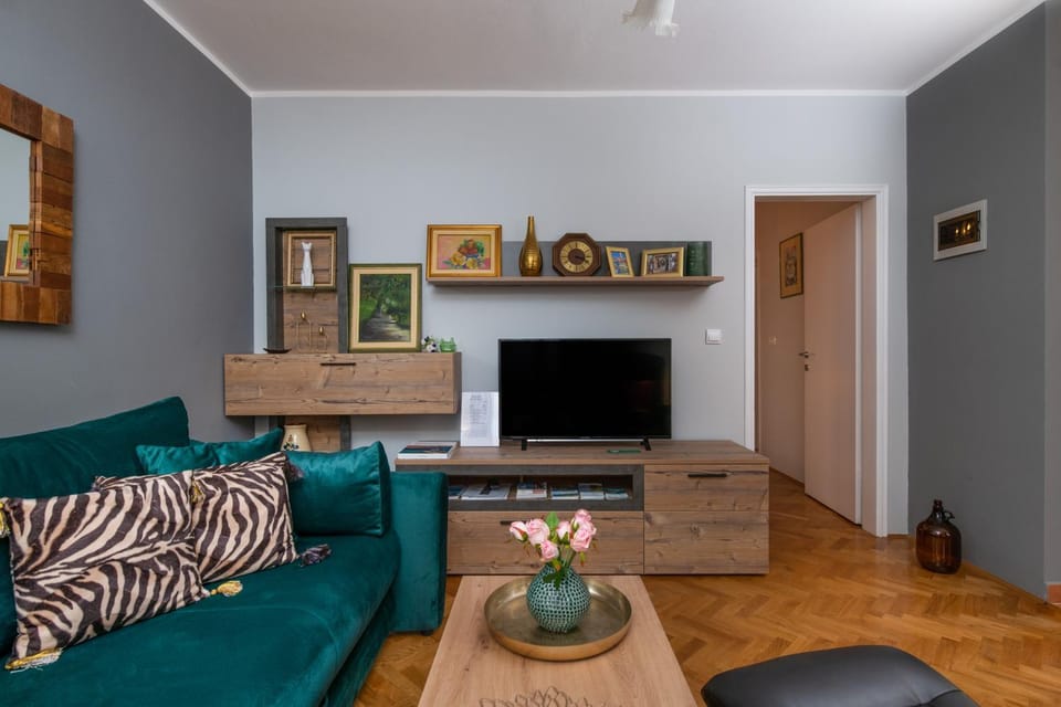 TV and multimedia, Living room, Decorative detail, Seating area