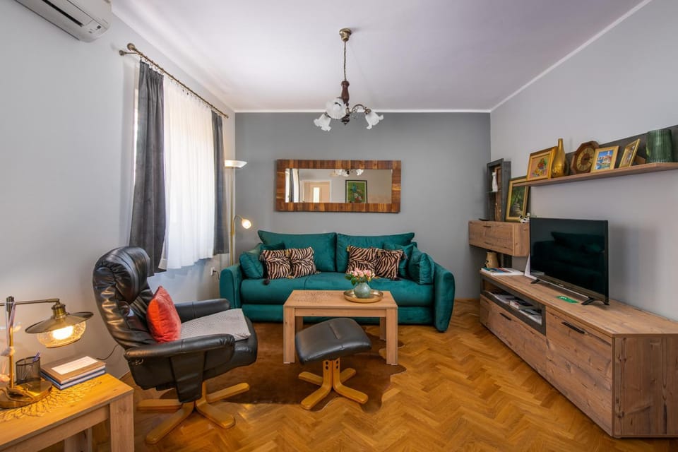 TV and multimedia, Living room, Seating area, hair dresser, air conditioner