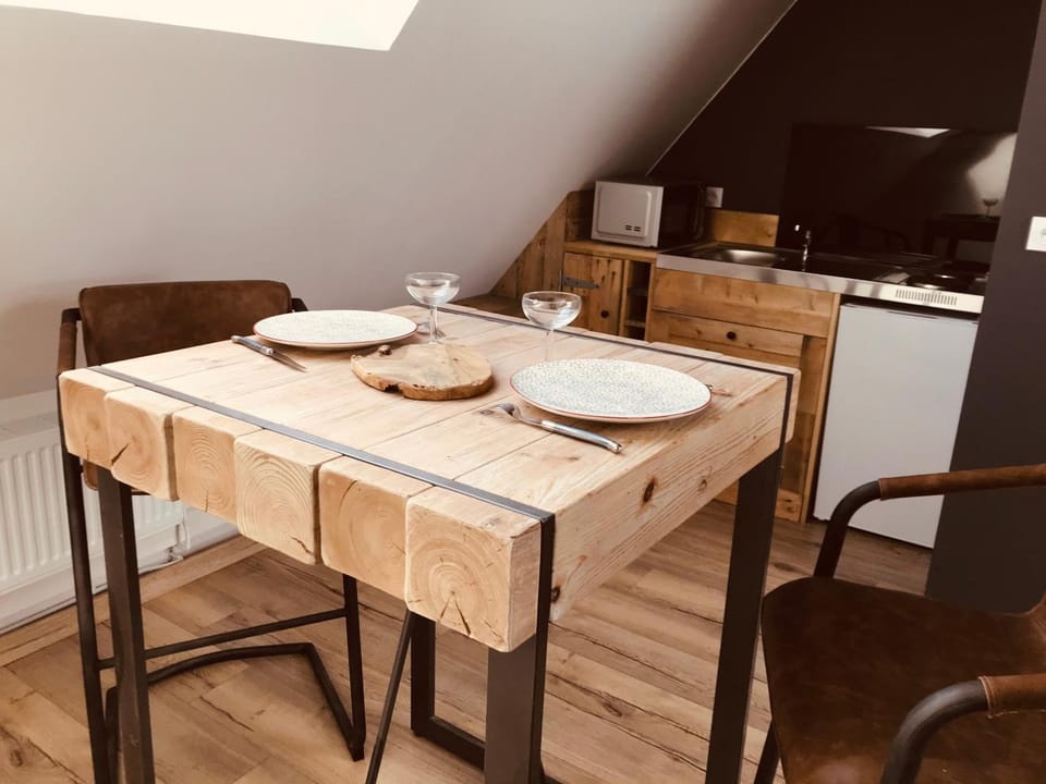 Kitchen or kitchenette, Dining area