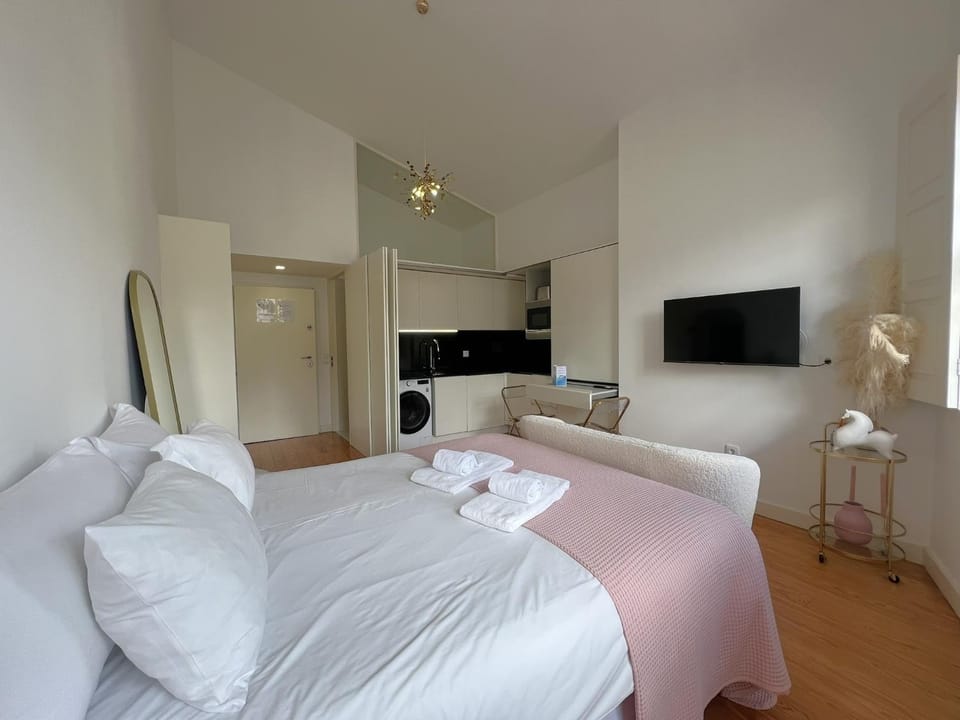 Bed, TV and multimedia, Kitchen or kitchenette, towels