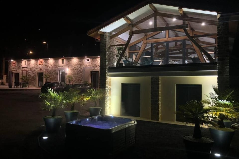 Domaine Chez Bascans Corps de ferme rénové avec jacuzzi et piscines 2 bassins Villa in Occitanie