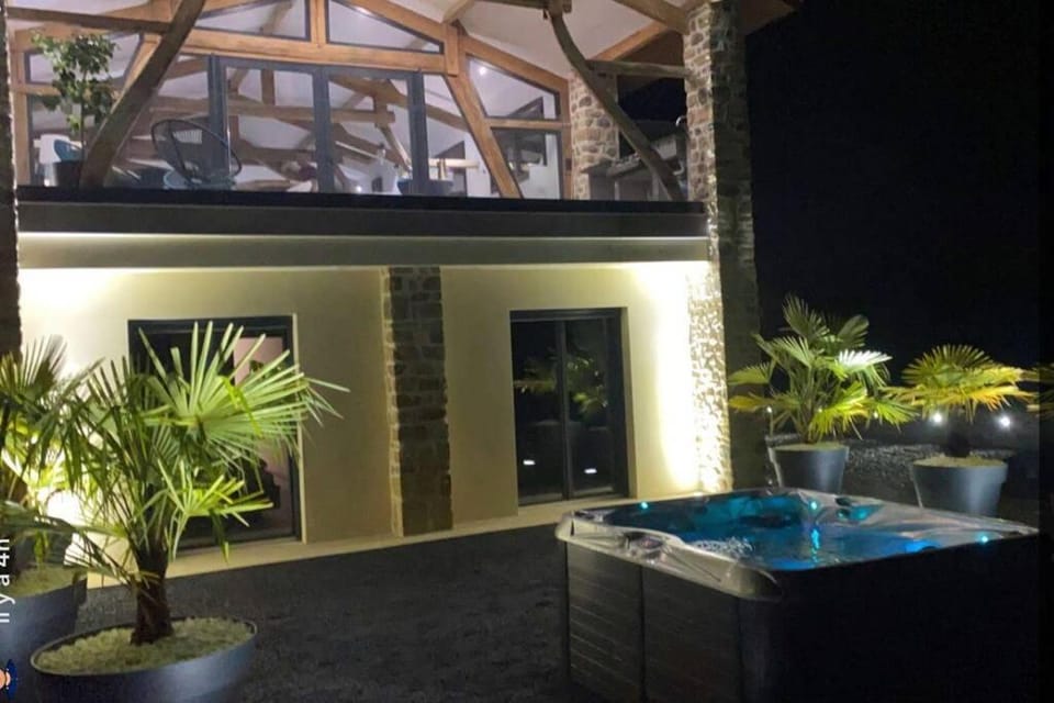 Domaine Chez Bascans Corps de ferme rénové avec jacuzzi et piscines 2 bassins Villa in Occitanie