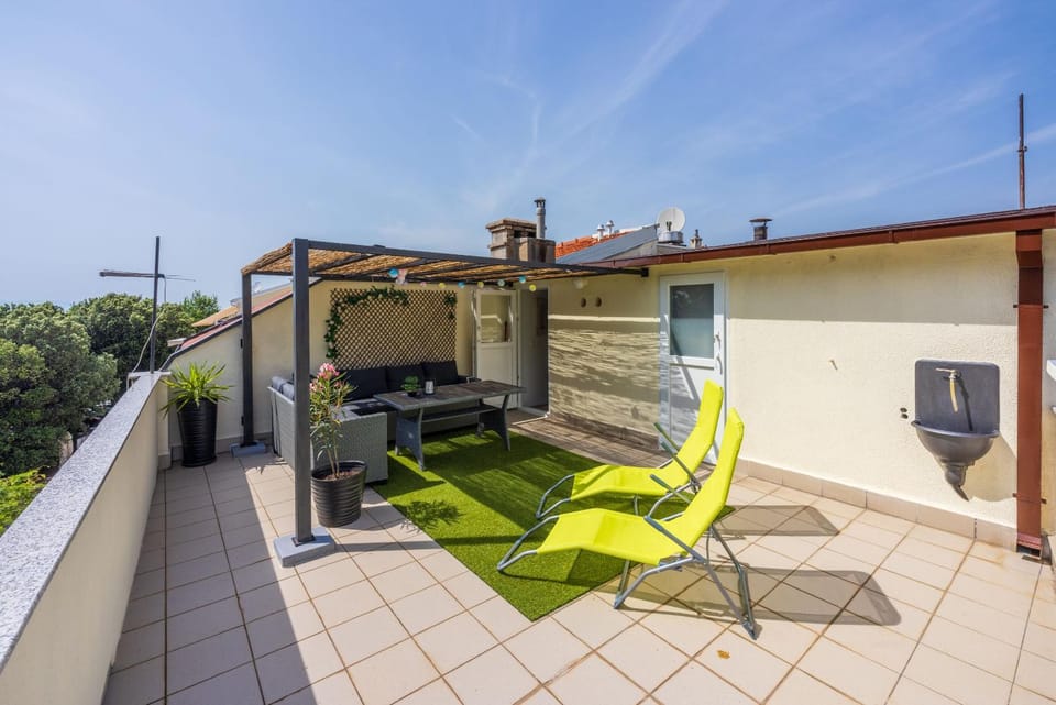 Balcony/Terrace, Area and facilities